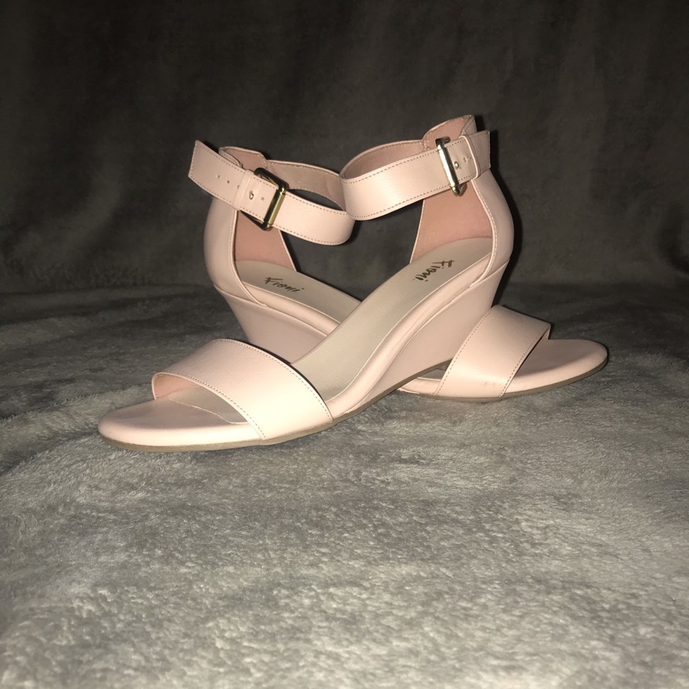 Light pink strap heals